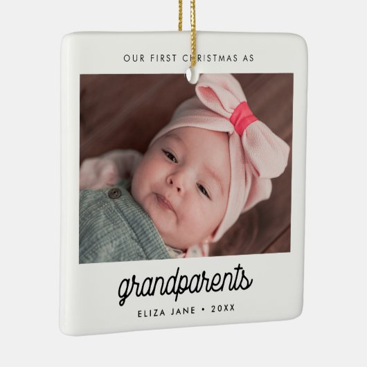 レトロ私たちの初めてのクリスマスを祖父母として写真 セラミックオーナメント (右)