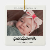 レトロ私たちの初めてのクリスマスを祖父母として写真 セラミックオーナメント (裏面)