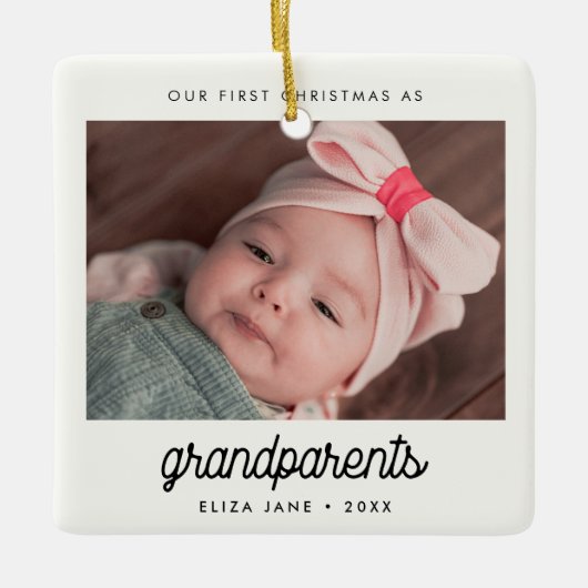 レトロ私たちの初めてのクリスマスを祖父母として写真 セラミックオーナメント (正面)