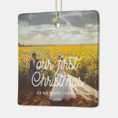 レトロ私たちの初めてのクリスマスカップルの写真 セラミックオーナメント (左)