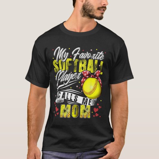 レトロ私のお気に入りのソフトボール選手は私をママと呼ぶ Tシャツ (正面)