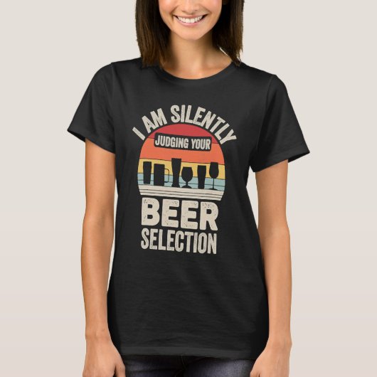 レトロ私は黙ってあなたのビールの選択を判断している Tシャツ (正面)