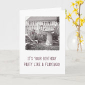 レトロ誕生日フラミンゴキュートガーデンバードバス カード (黄色い花)