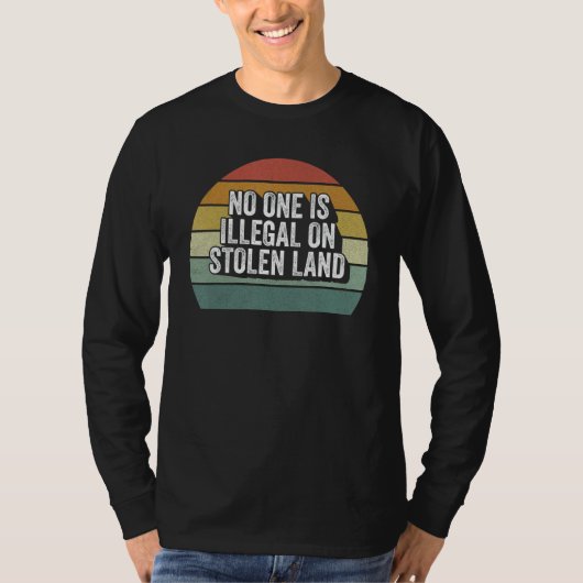 レトロ誰も盗まれた土地移住者Vで違法である Tシャツ (正面)