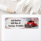 レトロ赤いピックアップトラックが道路地図に ラベル (インサイチュ)