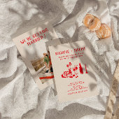 レトロ赤手落書き予測できな結婚の 招待状