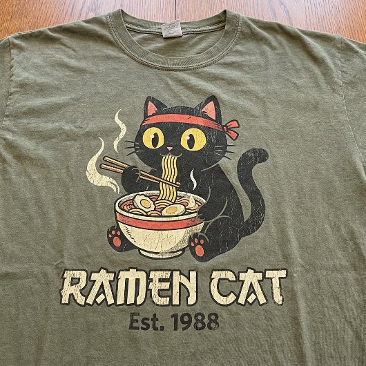 レトロ風味の面白い日本ラーメン 黒猫デザイン Tシャツ