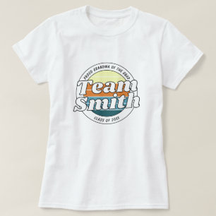 レトロ風 ご家族おそろい 卒業お祝いTシャツ Last Name Class of 20XX Tシャツ