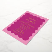 レトロ1950s波状エッジマゼンタおよびピンクブライダル 箔招待状 (回転した状態)