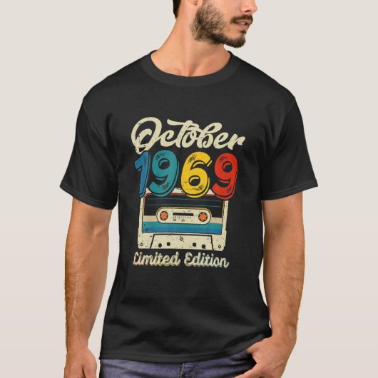 レトロ1969年10月カセットテープ52nd誕生日Dec Tシャツ (正面)