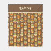 レトロ1970sオレンジ、茶色の緑のフクロウパターン（の模様が）ある フリースブランケット (正面)