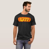 レトロ1977 70年代スタイルのポップアートイヤー Tシャツ (正面フル)