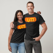 レトロ1977 70年代スタイルのポップアートイヤー Tシャツ (ユニセックス)