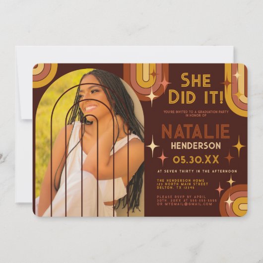 レトロ70のはっきりしたタイポグラフィレインボーアーチ卒業 招待状 (正面)