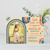 レトロ70のはっきりしたタイポグラフィレインボーアーチ卒業 招待状 (スタンド正面)