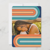 レトロ70のはっきりしたタイポグラフィレインボーアーチ卒業 招待状 (裏面)