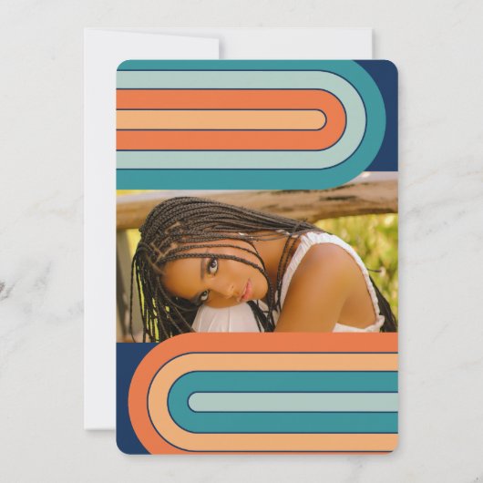 レトロ70のはっきりしたタイポグラフィレインボーアーチ卒業 招待状 (裏面)