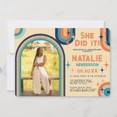 レトロ70のはっきりしたタイポグラフィレインボーアーチ卒業 招待状 (正面)