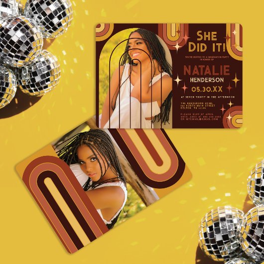 レトロ70のはっきりしたタイポグラフィレインボーアーチ卒業 招待状