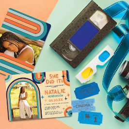 レトロ70のはっきりしたタイポグラフィレインボーアーチ卒業 招待状