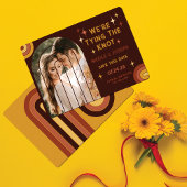 レトロ70のはっきりしたタイポグラフィレインボー結婚アー セーブザデート