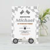 レトロ70のレースカーでレース任意の年齢誕生日 招待状 (スタンド正面)