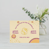 レトロ70sサークルパープルウェディング日付を保存 箔招待状ポストカード (立ち正面)