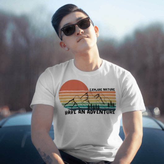 レトロ70sハイキング探索自然は冒険を持っている tシャツ