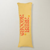 レトロ70sマスタードオレンジヒッピーGroovyベビー ボディピロー (正面縦)