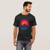 レトロ80年代シンスウェイブの夕日と山のデザイン ヴィンテージ Tシャツ (正面フル)