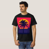 レトロ80年代夕焼けヤシの木シンセウェーブアート Tシャツ (正面フル)