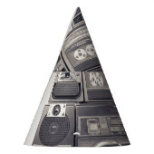 レトロ80sカセットレコーダーのパターン。 パーティーハット (左)