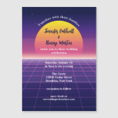 レトロ80sネオンパープルシントウェーブサンセット結婚ズ マグネット招待状 (正面)