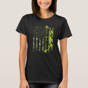 レトロ アーチェリー コンパウンド ボウ アメリカ国旗 アーチャー 4日 の Tシャツ