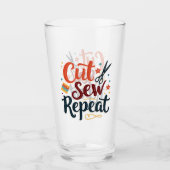 レトロ 「カット・縫う・リピート」 縫うのが好きな人のためのデザイン タンブラーグラス (正面)