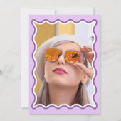 レトロ キュート ウェーブ パープル フォト 卒業 招待状 (裏面)