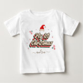 レトロ グルーヴィー タイポグラフィー 初のクリスマス 女の子の名前 ベビーTシャツ (正面)