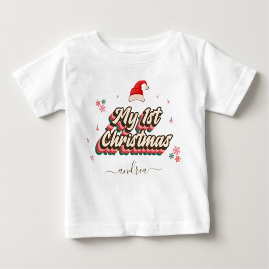 レトロ グルーヴィー タイポグラフィー 初クリスマス 女の子の名前 ベビーTシャツ (正面)