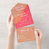 レトロ グルーヴィー ボールド タイポグラフィー カラフル 70's ウェディング オールインワン招待状 (貼ってはがせる)