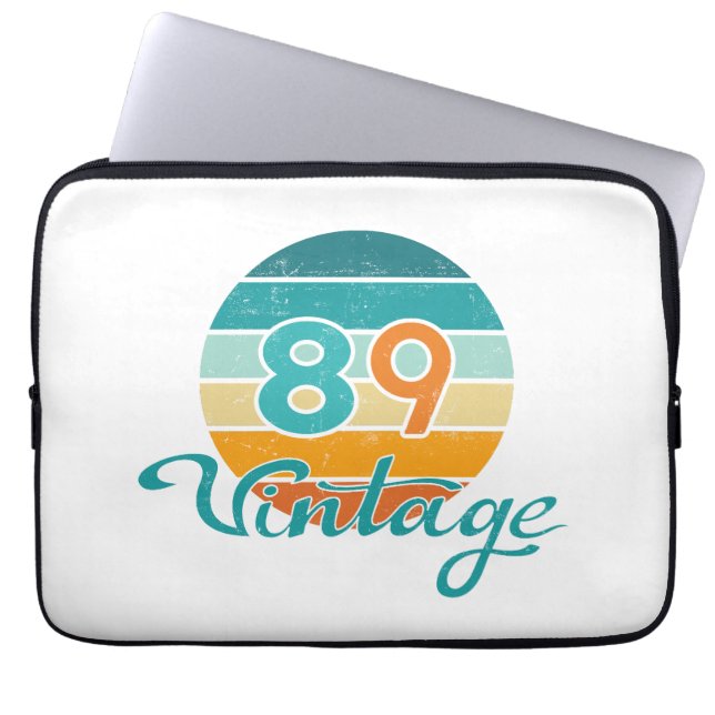 レトロ サンセット 89 ヴィンテージ デストレスド ラップトップスリーブ (正面)