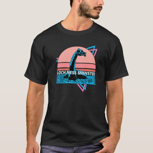 レトロ ネス湖のモンスター 謎の生物 ネッシー ヴェイパーウェーブ Tシャツ (正面)
