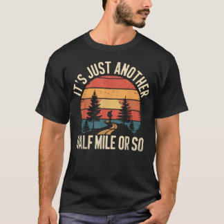レトロ ハイキング 冗談 半マイルって言ったよね Tシャツ
