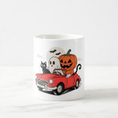 レトロ・ハロウィンの幽霊が赤い車を運転 コーヒーマグカップ (中央)
