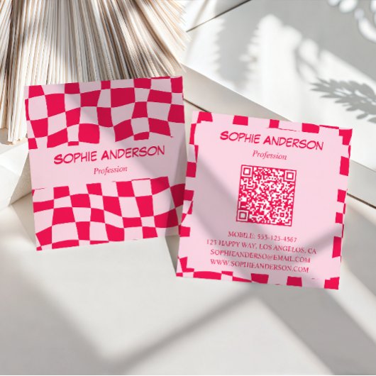 レトロ ピンクと赤の市松模様QRコード スクエア名刺