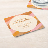 レトロ ピンク サンセット ストライプ カスタム ブライダル シャワー スクエアペーパーコースター (アングル)