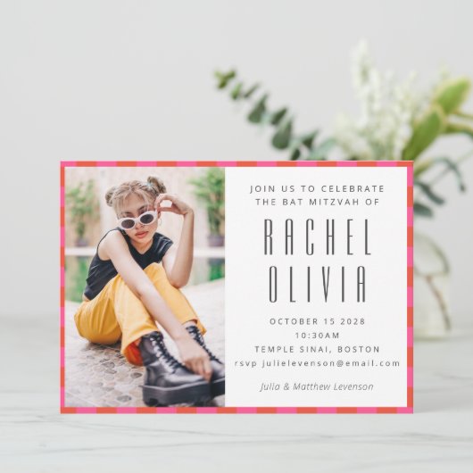 レトロ ピンク 赤 チェック柄 バット ミッツヴァ フォト 招待状 (スタンド正面)