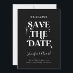 レトロ ブラック セーブ・ザ・デート カード<br><div class="desc">ブロックフォントで「セーブ・ザ・デート」と書かれたレトロなセーブ・ザ・デート カードで、ミッドセンチュリー モダンの星が周りにあります。背景色は黒です。裏面に写真を追加できます。</div>