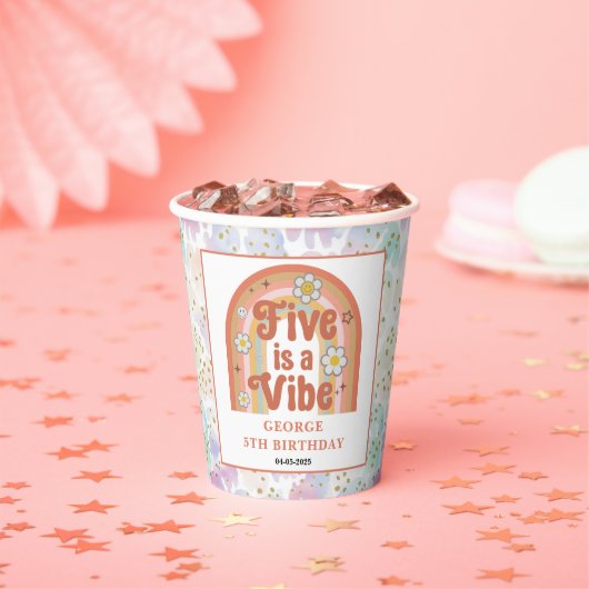 レトロ・レインボー・FIVE is a Vibe グルービー5歳の誕生日 紙コップ (インサイチュ)