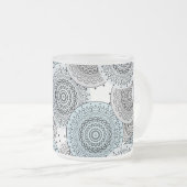 レトロ、レトロな柄、青と灰色エレガント、 フロストグラスマグカップ (正面右)