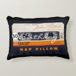 レトロAudiotape 50th birthdayアカパーソナライズされたント アクセントクッション<br><div class="desc">あなたの名前と日付でパーソナライズするために古いオーディオカセット。デザイン50誕生日の文字付きアクセント枕。のボタンで文字(フォント、色、サイズ、位置)をクリック簡単に変えカスタマイズる。日付はがきとマグネット、誕生日の招待状、誕生日紙のナプキン、誕生日のゲストブック(懸命カバーとスパイラルノート)などを保存する。レトロ忘れなオーディオタップ(透明、緑の色、デカールなど)のコレクション全体を行わない。</div>
